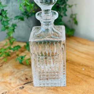 Crystal Square Cut Glass Decanter, Barware, Cut Crystal Stopper (fleabite in stopper)