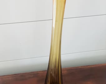 Jarrón esbelto de vidrio ámbar oscilante de mediados de siglo, 17,75" de alto