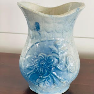 Vaso vintage in ceramica blu, alto 13 cm, con motivo floreale in rilievo