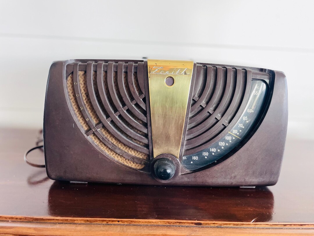 Vintage 1946 Zenith Consoltone Tube Radio, Tabletop, Walnut