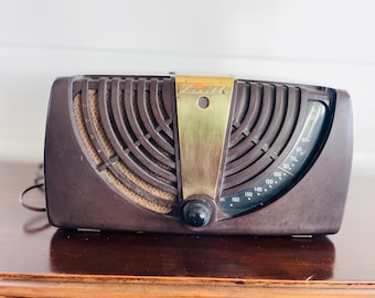 Radio de válvulas Zenith Consolane vintage de 1946, de sobremesa, con carcasa de plástico color nogal y asa superior