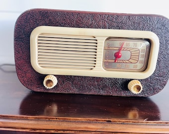 Radio de válvulas Philco de 1948, con panel frontal de baquelita y acabado en símil piel.