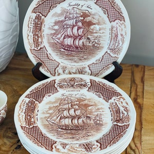 Può includere: Set di sei piatti in ceramica bianca con un design marrone che presenta una nave chiamata Friendship of Salem. I piatti hanno un bordo con un motivo a trama e un'immagine centrale della nave con il testo "E Pluribus Unum" e "Friendship of Salem".