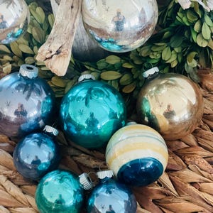Gruppe von 9 Vintage Murckglas handbemalten Ornamenten, gemischte Farben, hergestellt in den USA, glänzend Brite