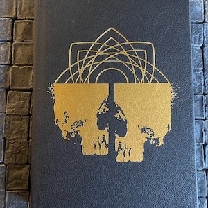 Signierte Künstleredition - Mork Borg - The Dark Glinting with Metal von Janet Evenson und Justin Sirois