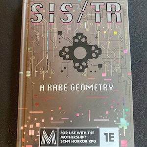Peut inclure: Une couverture de livre grise avec un motif de circuit imprimé et le titre "SIS/TR A RARE GEOMETRY". Le livre est à utiliser avec le jeu de rôle d'horreur de science-fiction Mothership et est en édition 1E.