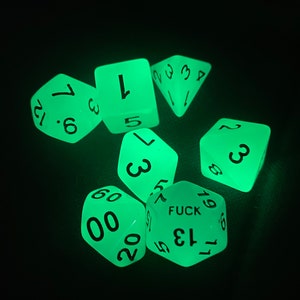 Juego de siete dados de 20 caras que brillan en la oscuridad con la frase "¡Sí, joder!" - D20s - Dungeons and Dragons, Pathfinder, Dungeon Master, DM, RPG