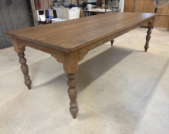 Table de salle à manger de ferme française, pieds tournés, bois massif