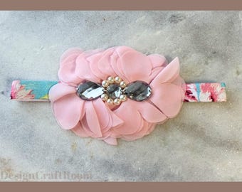 Bandeau bébé rose en mousseline de soie avec fleurs, perles et strass - Bandeau floral pour bébé