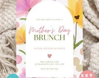Modèle d'invitation pour le brunch de la fête des mères, invitation florale aquarelle arquée (téléchargement instantané)
