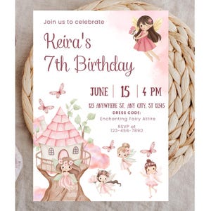 Könnte beinhalten: Eine rosa und weiße Geburtstagseinladung mit dem Text "Keira's 7th Birthday". Die Einladung enthält Illustrationen von Feen, Schmetterlingen und einem Feenhaus. Das Datum ist der 15. Juni um 16:00 Uhr. Der Dresscode lautet "Enchanting Fairy Attire."