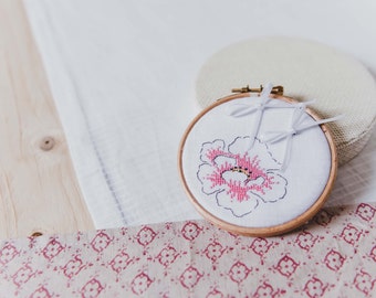 Embroidered wedding ring out of bobbin lace