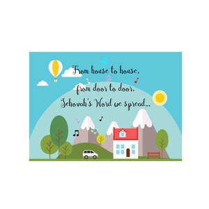Könnte beinhalten: Eine Illustration eines Hauses mit rotem Dach, einem Auto, Bäumen und Bergen. Der Text "From house to house, from door to door, Jehovah's Word we spread..." ist in Kursivschrift auf blauem Hintergrund geschrieben.