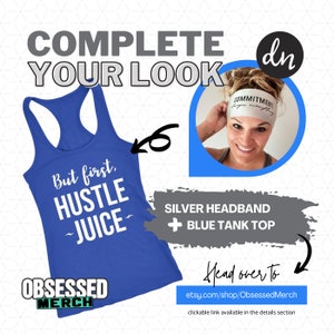 Op de afbeelding: Een blauw tanktop met de tekst "But first, Hustle Juice" en een zilveren hoofdband met de tekst "Commitment fuels everything".