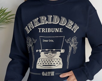 Puede incluir: Una sudadera azul marino con un diseño gráfico blanco que presenta una máquina de escribir, flores y el texto "Inkridden Tribune - Oath - Dear Iris."