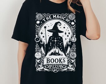 Op de afbeelding: Zwart T-shirt met een witte afbeelding van een tovenaar met een hoed en de tekst "The Magic of Books".