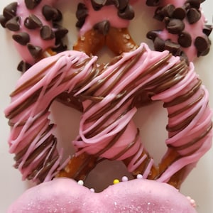 Chocolate covered pretzels!  Its a Girl!  Pink Baby Shower! White Chocolate and Milk Chocolate! Princess Party Favor. Custom Orders Welcome!