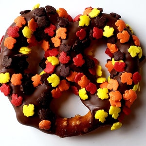 Gourmet Chocolate Covered Fall Autumn Pretzels!  Adorned with Fall leaves these are a sure holiday treat!  Desert Table, Favors, Gift, Treat