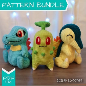 Puede incluir: Un paquete de patrones con tres figuras de ganchillo: un cocodrilo azul, una criatura verde parecida a una planta y un personaje amarillo y azul con forma de pájaro. Las figuras hechas a mano muestran costuras detalladas y colores vibrantes. El texto "PATTERN BUNDLE" y "PDF File" son visibles.