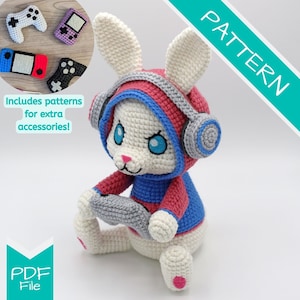 Peut inclure: Un lapin en crochet blanc portant un sweat à capuche rouge et bleu et un casque, tenant une manette de jeu vidéo en crochet gris. L'image comprend le texte "PATTERN" et "PDF File".