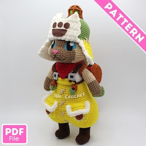 Könnte beinhalten: Handgefertigte Häkelpuppe mit gelber Latzhose, rotem Schal und weißem Hut mit braunen Akzenten. Die Puppe hat blaue Augen und einen kleinen Rucksack. Der Text "IUP CROCHET" ist auf der Latzhose zu sehen. Das Wort "PATTERN" befindet sich oben rechts.