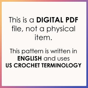 Pu&ograve; includere: Testo su uno sfondo rosa e arancione che recita: "Questo &egrave; un file PDF DIGITALE, non un articolo fisico. Questo schema &egrave; scritto in INGLESE e utilizza la TERMINOLOGIA ALL'UNCINETTO AMERICANA."