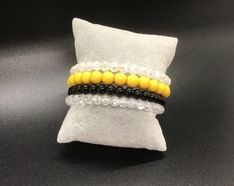 Pulsera de alambre con memoria de 4 bobinas con cuentas craqueladas amarillas, negras y transparentes