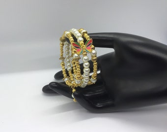 Impresionante pulsera en espiral de alambre con memoria de perlas y oro con cuenta de mariposa como punto focal