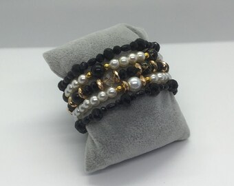 Impresionante pulsera de bobina de alambre con memoria; Cuentas de perlas negras, blancas y doradas.