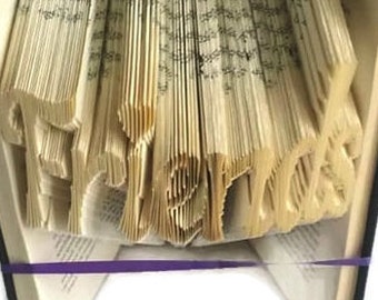 Friends Buch Faltmuster mit Herz auf i. DIY Freundgeschenk für einen besonderen Freund. Schaffen Sie Ihre eigene Buchskulptur. Kostenlose Anleitung