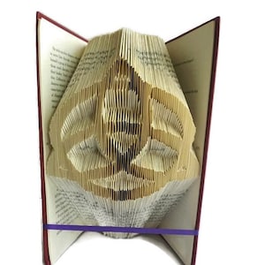 Celtic knot book folding pattern. Triquetra / Trinity knot.  Irish home decor. Create your own book sculpture. Free tutorial