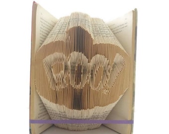 Kürbis Faltbuchmuster. Boo Halloweendekoration.  Erstellen Sie eine Halloween-Buchskulptur mit kostenloser Anleitung. Halloween Bastelprojekt.