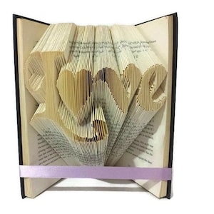 Patrón de libro plegable Love with heart. Letra o de Love heart. Crea tu propia escultura de libro con un tutorial gratuito. Gran regalo de San Valentín DIY