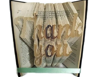 Thank you book folding pattern. DIY unique thank you gift. Handmade appreciation gift. Create your own book sculpture. Free tutorial