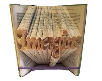 Stellen Sie sich Buchfaltmuster vor. Klassenzimmer Deko. Geschenk für Buchliebhaber. Schaffen Sie Ihre eigene Buchskulptur. Kostenlose Anleitung