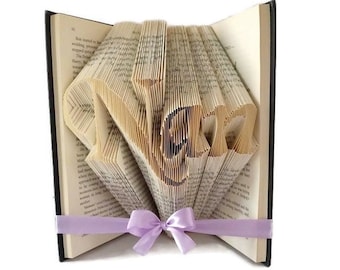 Nan Buch Faltmuster. Selbstgemachtes Nan Geschenk. Super zum Muttertag. Schaffen Sie Ihre eigene Buchskulptur. Kostenlose Anleitung