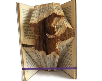 Hexenbuch Faltmuster. Hexe auf Besen Halloween Dekoration. Erstellen Sie eine Halloween-Buchskulptur mit kostenloser Anleitung