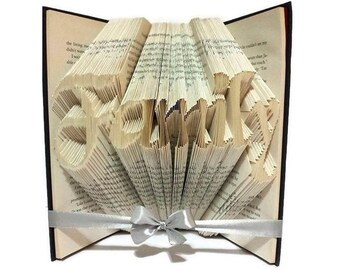 Faltmuster für das Familienbuch. DIY Familien Geschenk. Handgemachtes Geschenk für die Familie zu Hause. Schaffen Sie Ihre eigene Buchskulptur. Kostenlose Anleitung