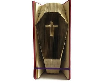 Faltbares Sargbuch mit Vampir Muster. Halloween Sarg Dekoration.  Erstellen Sie eine Halloween-Buchskulptur mit kostenloser Anleitung