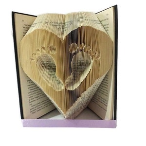 Modello di piegatura del libro con piedini di bambino nel cuore. Regalo fai da te per neonati. Crea una scultura di libro per baby shower, nascita di un bambino o commemorazione. Tutorial gratuito