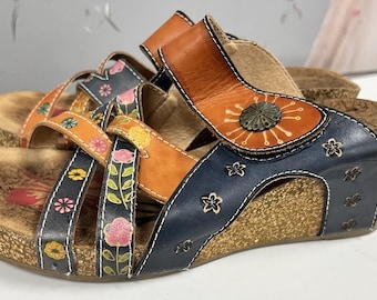Sandalias LArtiste Spring Step Swan con cuña floral, cómodas y de estilo artístico, talla 40