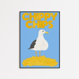 Könnte beinhalten: Ein blaues und weißes Poster mit dem Text "Chippy Chips" in gelben Buchstaben. Eine Cartoon-Möwe sitzt auf einem Haufen gelber Pommes.