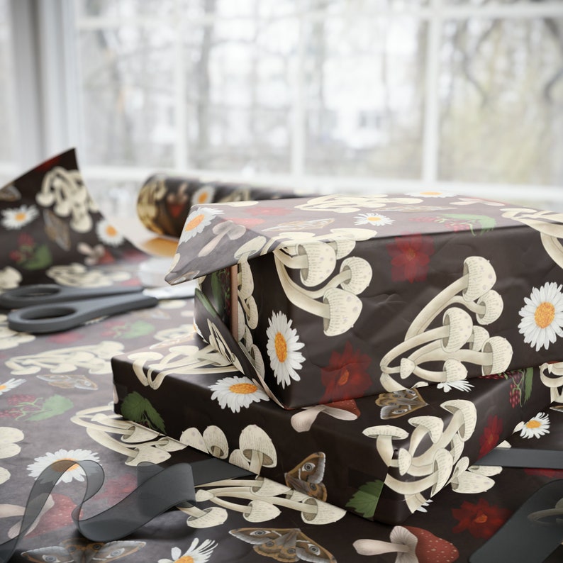 Pilz Geschenkpapier - Yule Geschenkpapier - Hexe Pilze, Motten und Beeren 2 Geschenkpapier Ideal für Hexen Geschenke, Pagan, Coven, Wicc Bild 5