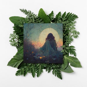 Puede incluir: Una mujer con un largo vestido de color verde azulado fluido se sienta de espaldas al espectador, mirando una gran luna llena en un entorno de bosque. La luna es de color amarillo p&aacute;lido y el bosque es de color verde oscuro.