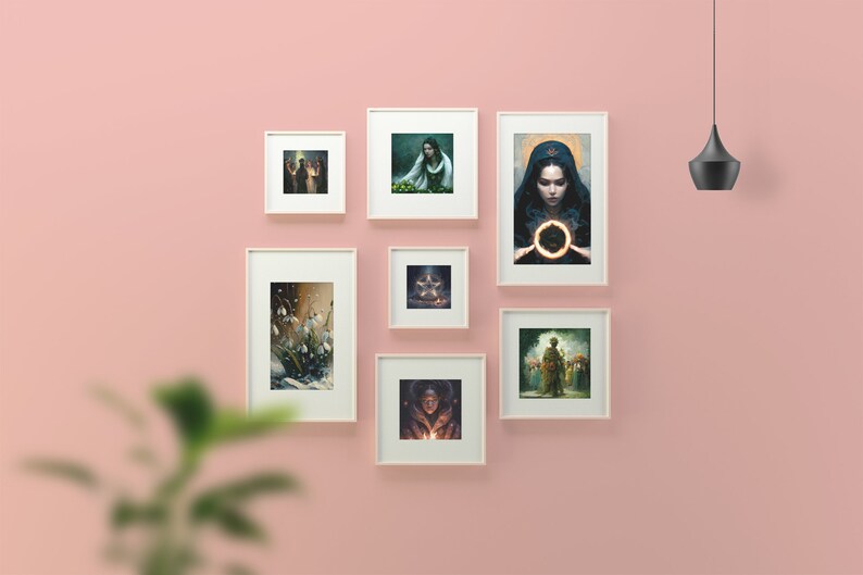 Puede incluir: Una pared rosa con siete marcos de fotos blancos, cada uno con una imagen diferente. Los marcos est&aacute;n dispuestos en un patr&oacute;n escalonado. Una l&aacute;mpara colgante negra cuelga del techo.
