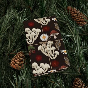 Pilz Geschenkpapier - Yule Geschenkpapier - Hexe Pilze, Motten und Beeren 2 Geschenkpapier Ideal für Hexen Geschenke, Pagan, Coven, Wicc Bild 10