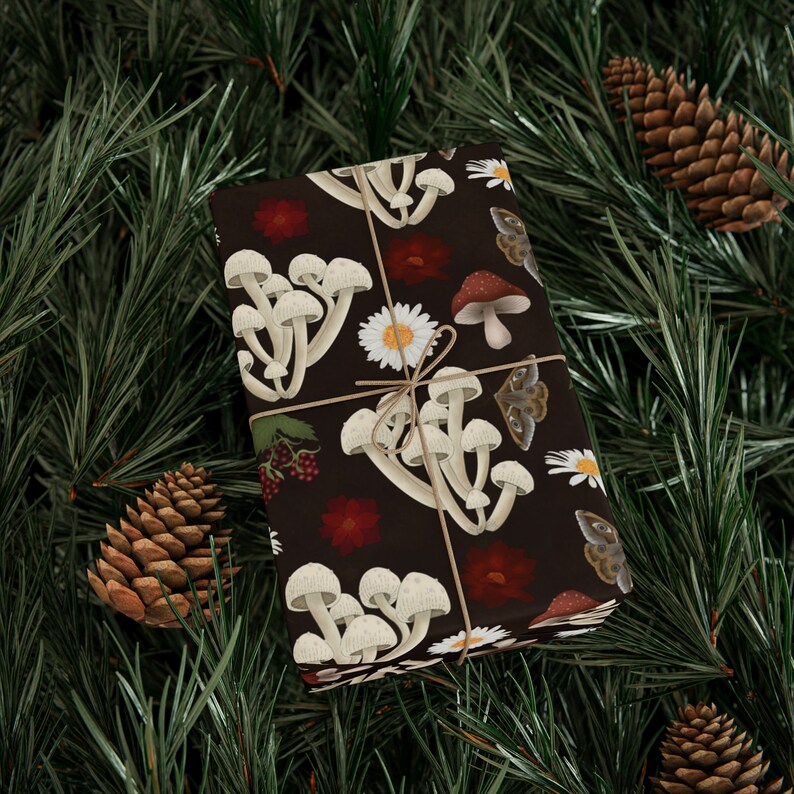 Pilz Geschenkpapier - Yule Geschenkpapier - Hexe Pilze, Motten und Beeren 2 Geschenkpapier Ideal für Hexen Geschenke, Pagan, Coven, Wicc Bild 1