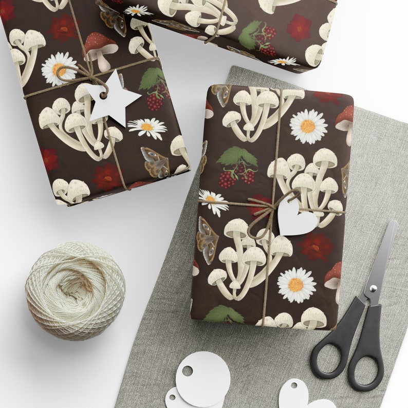 Pilz Geschenkpapier - Yule Geschenkpapier - Hexe Pilze, Motten und Beeren 2 Geschenkpapier Ideal für Hexen Geschenke, Pagan, Coven, Wicc Bild 8
