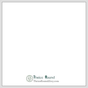 Puede incluir: Un fondo blanco con un logotipo verde en la esquina inferior derecha. El logotipo es un c&iacute;rculo con una br&uacute;jula estilizada en su interior y el texto "Thrice Round" debajo. El texto "ThriceRound.Etsy.com" est&aacute; debajo del logotipo.
