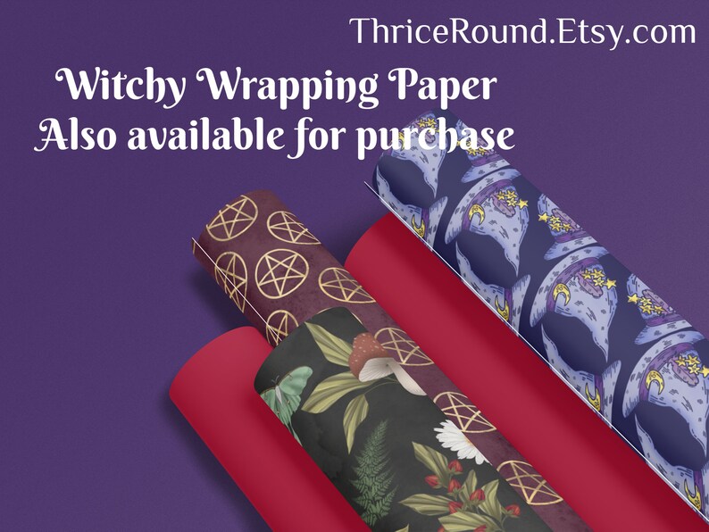 Puede incluir: Tres rollos de papel de regalo con diferentes dise&ntilde;os. El primer rollo tiene un fondo rojo oscuro con pentagramas dorados. El segundo rollo tiene un fondo verde oscuro con un patr&oacute;n floral. El tercer rollo tiene un fondo azul oscuro con un patr&oacute;n de sombreros de bruja. El texto "Witchy Wrapping Paper" y "Also available for purchase" es visible en la parte superior de la imagen.
